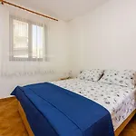 Beschauliches Studio-apartment Nur 250 Meter Zum Mit Meerblick, Parkplatz, Grill Novi Vinodolski
