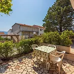 Beschauliches Studio-apartment Nur 250 Meter Zum Mit Meerblick, Parkplatz, Grill * Novi Vinodolski