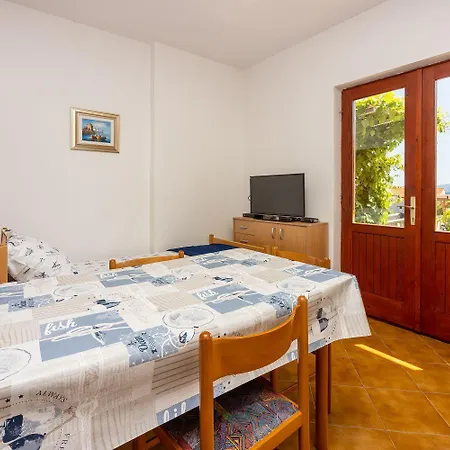Beschauliches Studio-apartment Nur 250 Meter Zum Mit Meerblick, Parkplatz, Grill * Novi Vinodolski