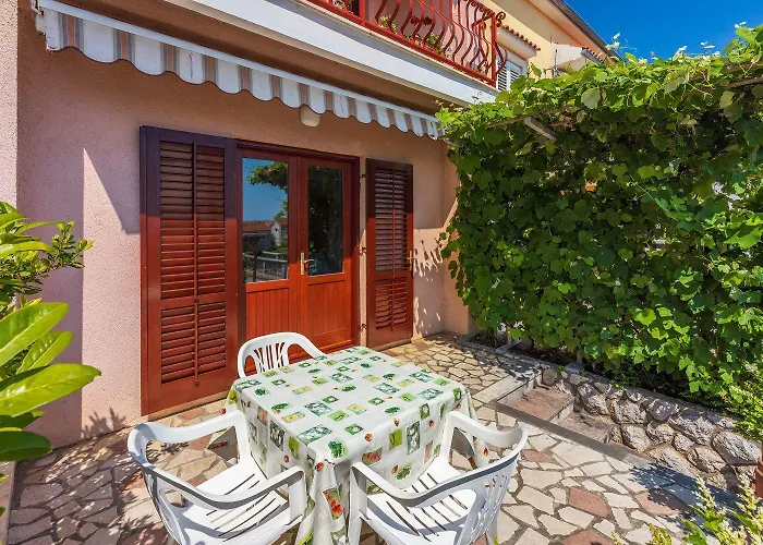 Beschauliches Studio-apartment Nur 250 Meter Zum Mit Meerblick, Parkplatz, Grill * Novi Vinodolski