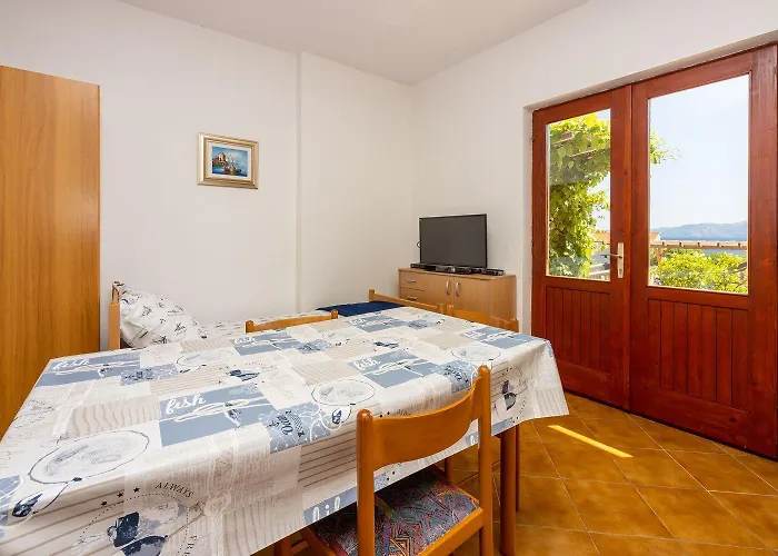 Beschauliches Studio-apartment Nur 250 Meter Zum Mit Meerblick, Parkplatz, Grill * Novi Vinodolski