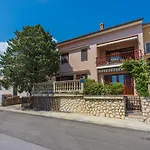 Beschauliches Studio-apartment Nur 250 Meter Zum Mit Meerblick, Parkplatz, Grill アパート ノヴィ・ヴィノドロスキー