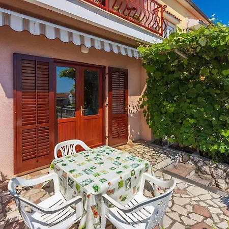 Beschauliches Studio-apartment Nur 250 Meter Zum Mit Meerblick, Parkplatz, Grill * Novi Vinodolski