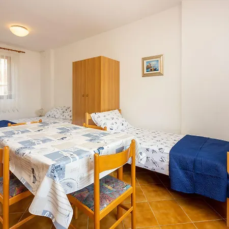 Beschauliches Studio-apartment Nur 250 Meter Zum Mit Meerblick, Parkplatz, Grill Novi Vinodolski