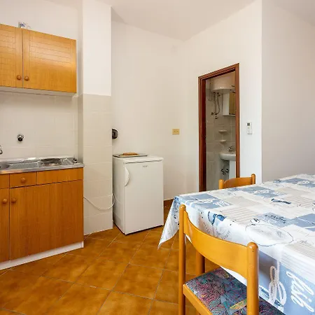 Beschauliches Studio-apartment Nur 250 Meter Zum Mit Meerblick, Parkplatz, Grill Novi Vinodolski