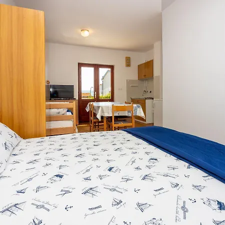 Beschauliches Studio-apartment Nur 250 Meter Zum Mit Meerblick, Parkplatz, Grill * Novi Vinodolski