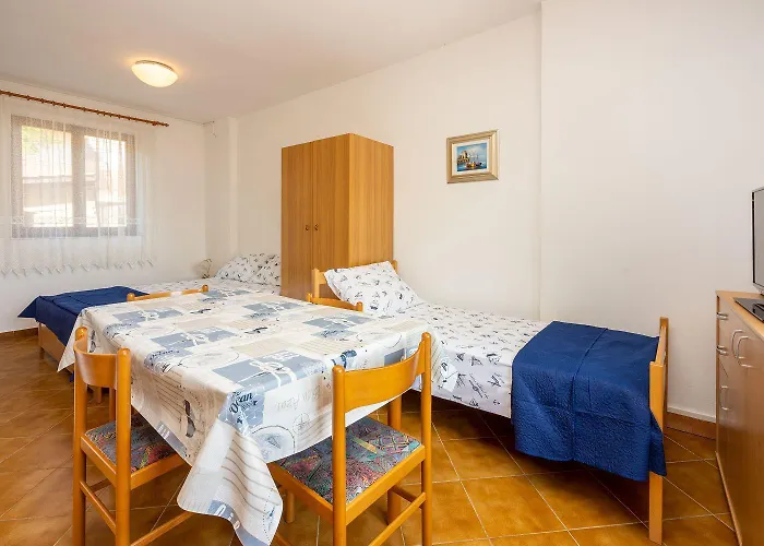 Beschauliches Studio-apartment Nur 250 Meter Zum Mit Meerblick, Parkplatz, Grill Novi Vinodolski