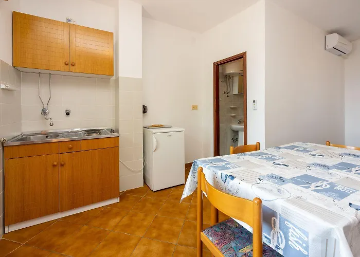 Beschauliches Studio-apartment Nur 250 Meter Zum Mit Meerblick, Parkplatz, Grill Novi Vinodolski