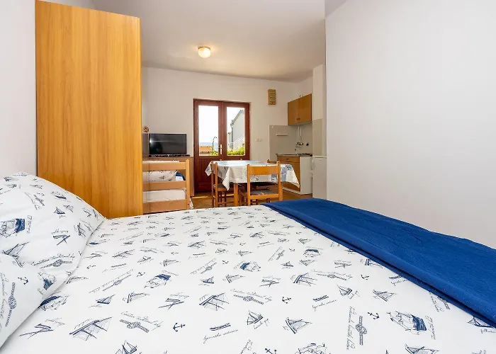 Beschauliches Studio-apartment Nur 250 Meter Zum Mit Meerblick, Parkplatz, Grill * Novi Vinodolski